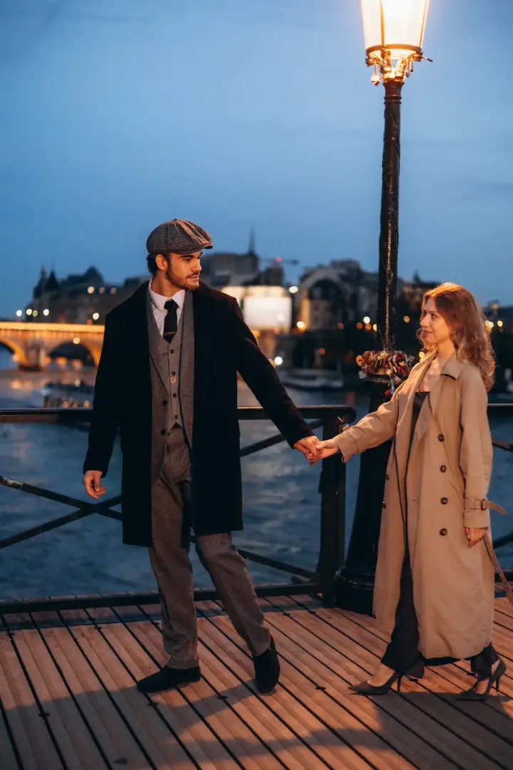 Couple night Seine bridge vintage style Paris