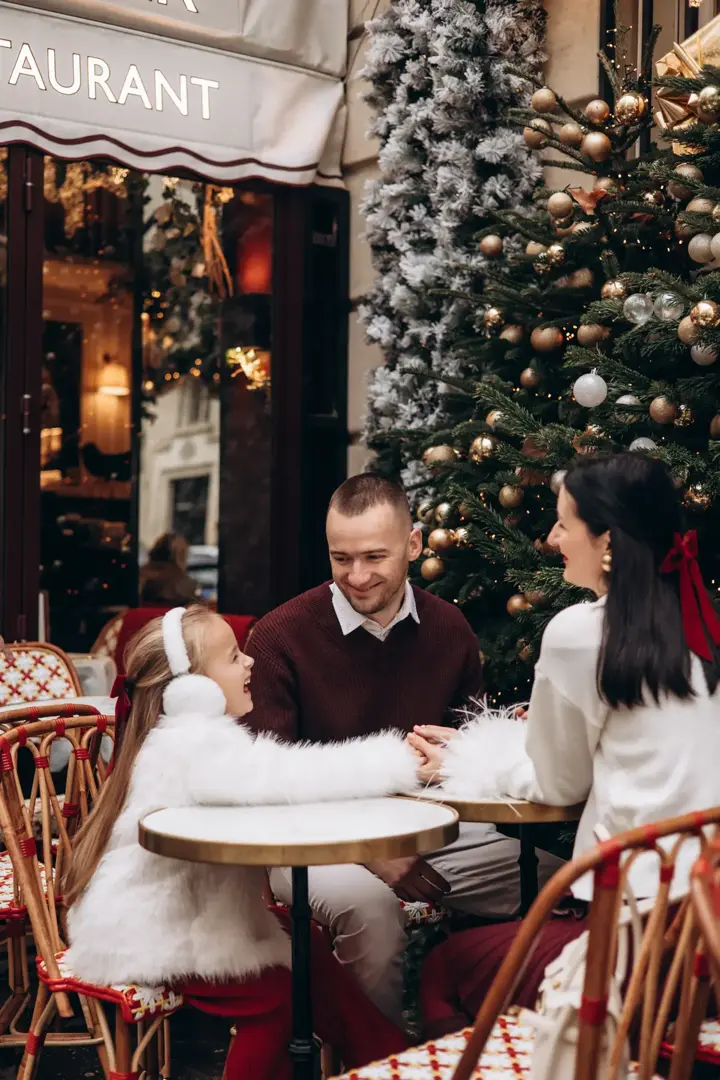 Family Christmas Paris cafe photoshoot