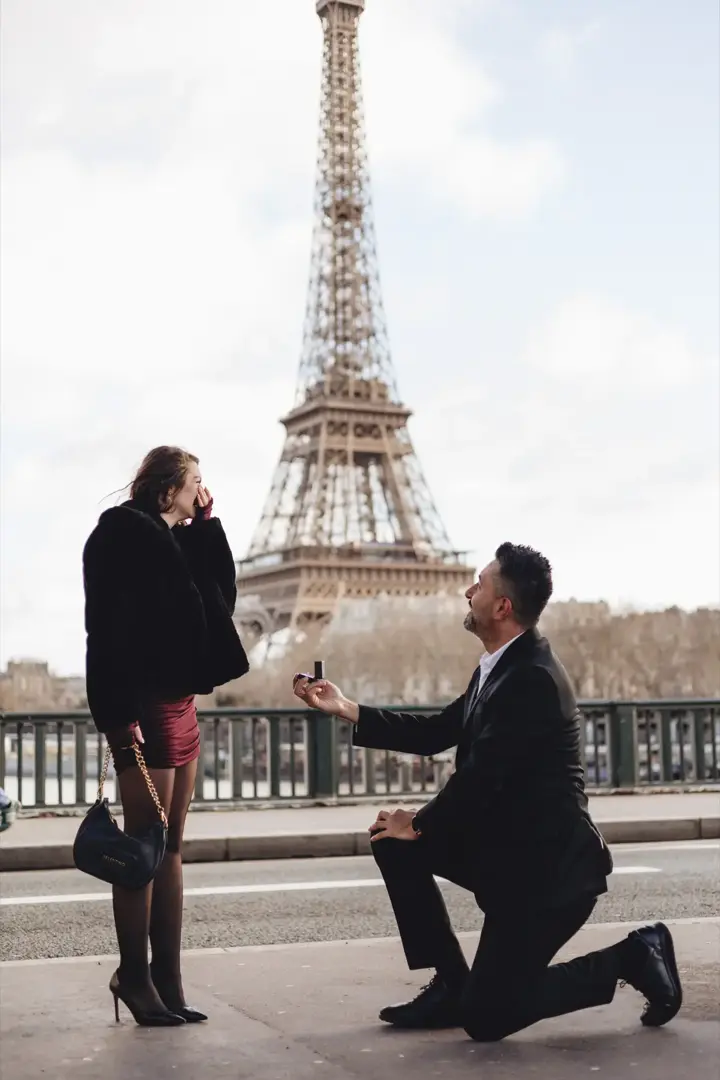 Man on knee proposing Eiffel Tower Paris photographer
